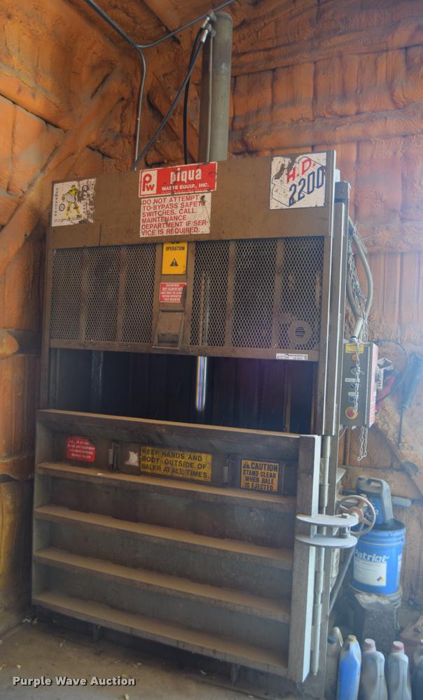 image for item CB9072 Piqua HD2200 baler/compactor