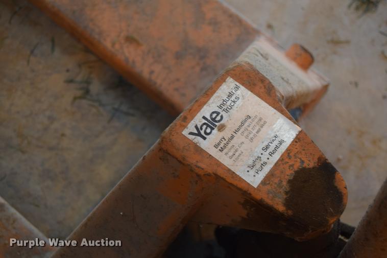 image for item CB9082 Yale pallet jack
