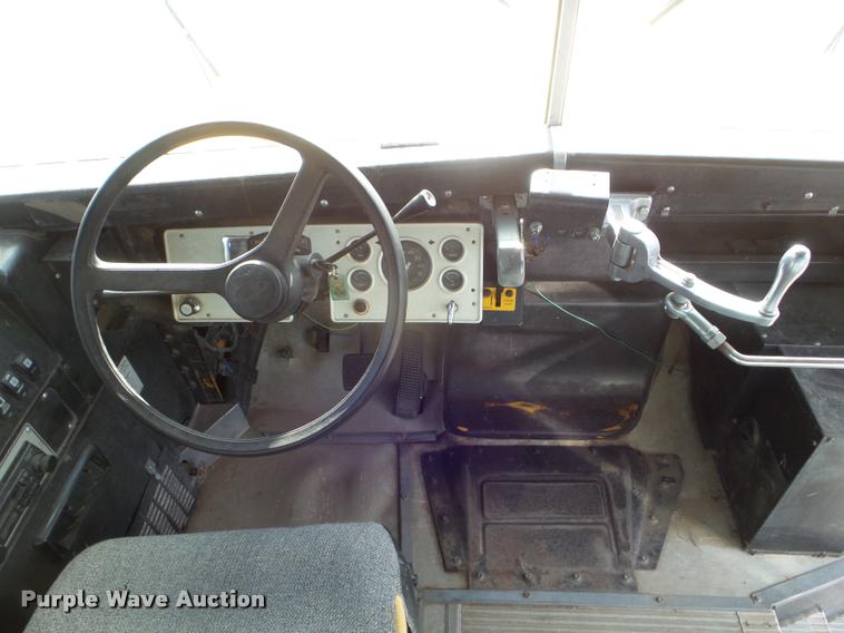 image for item DA5242 1997 Ford B800 school bus