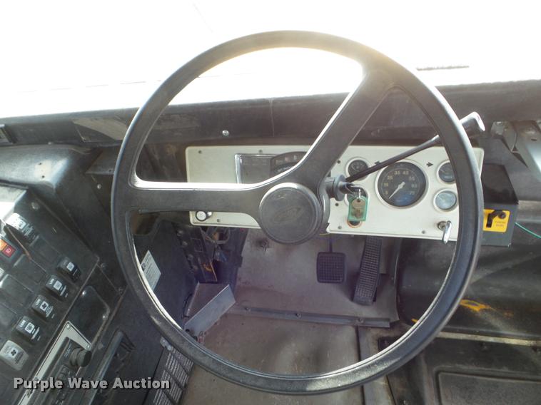 image for item DA5242 1997 Ford B800 school bus