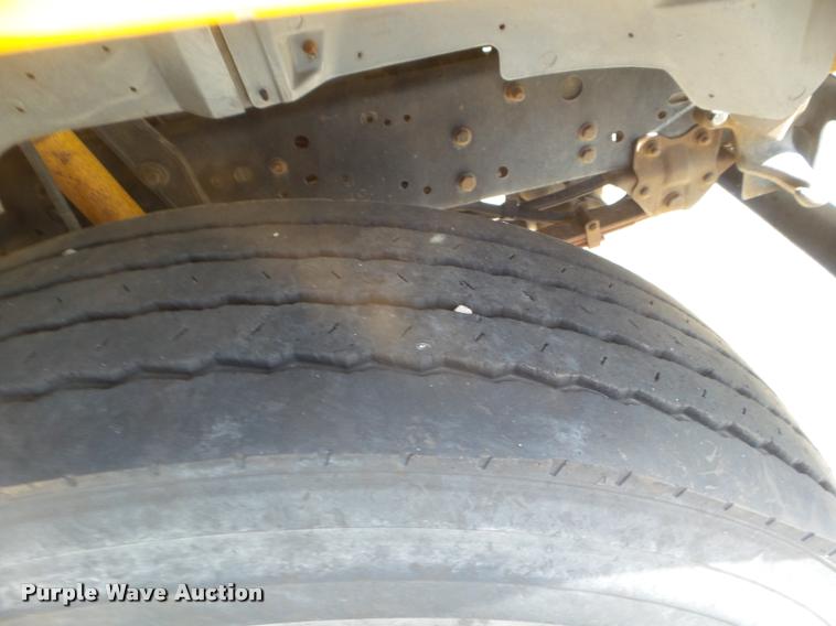 image for item DA5242 1997 Ford B800 school bus