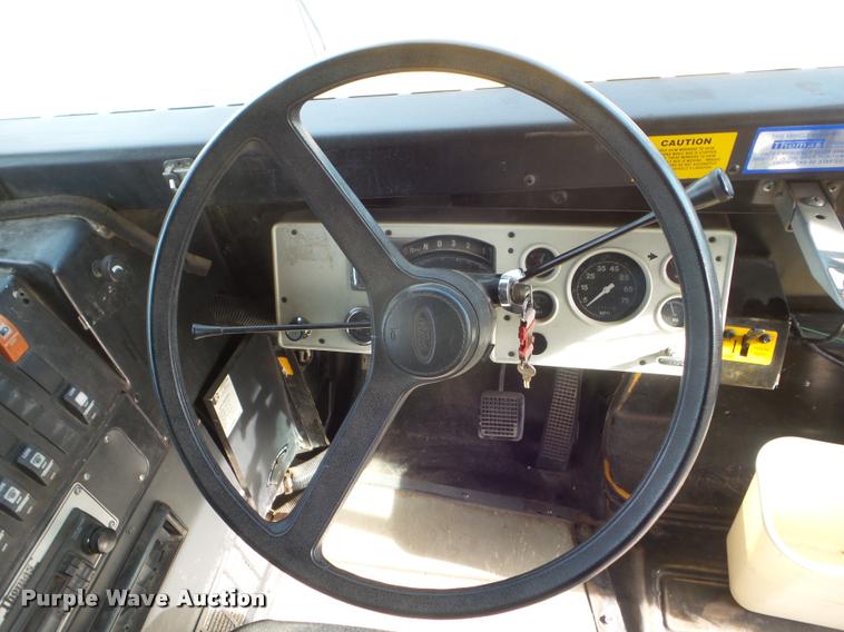 image for item DA5243 1998 Ford B800 school bus