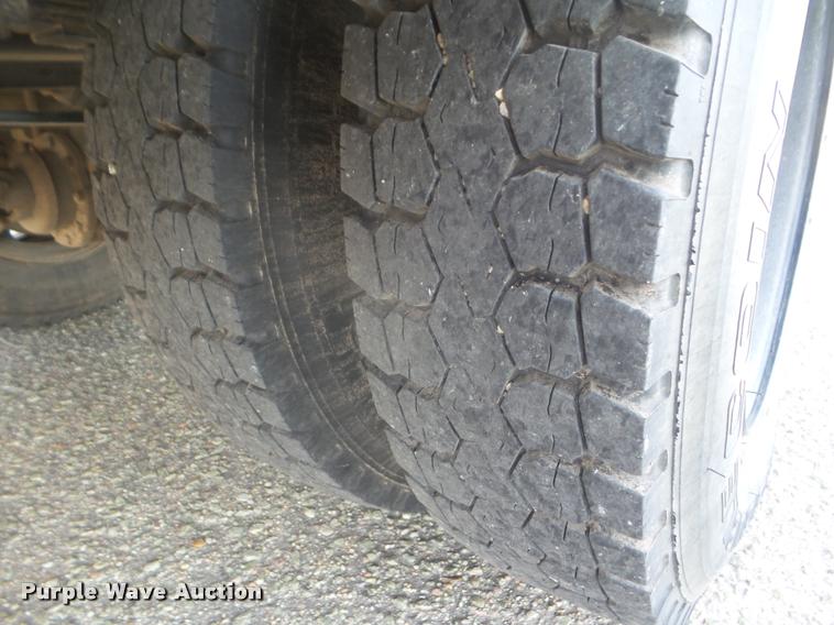 image for item DA5243 1998 Ford B800 school bus