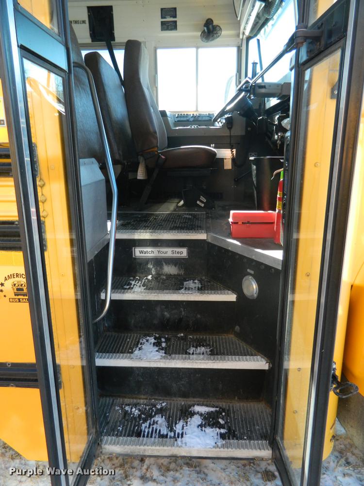 image for item DA9661 2003 International 3800 school bus