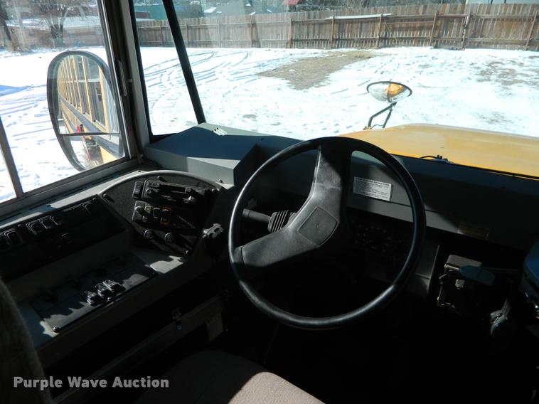 image for item DA9661 2003 International 3800 school bus