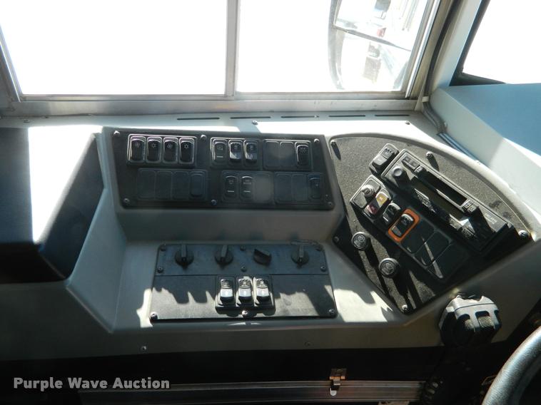 image for item DA9661 2003 International 3800 school bus