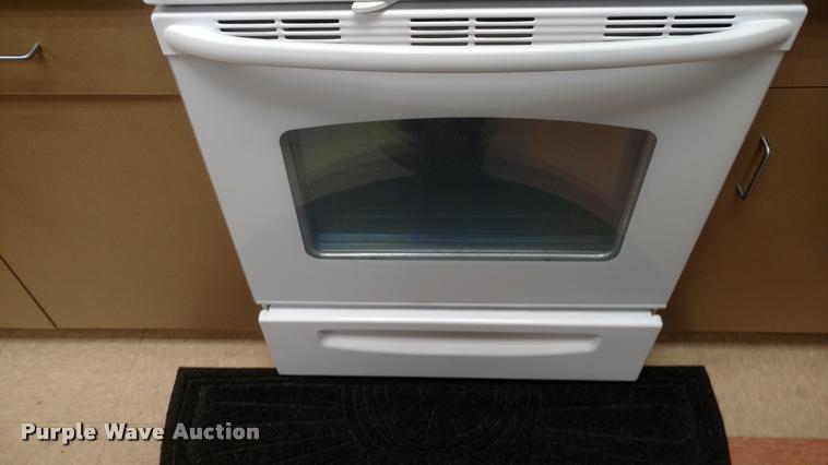 image for item DB0837 General Electric oven