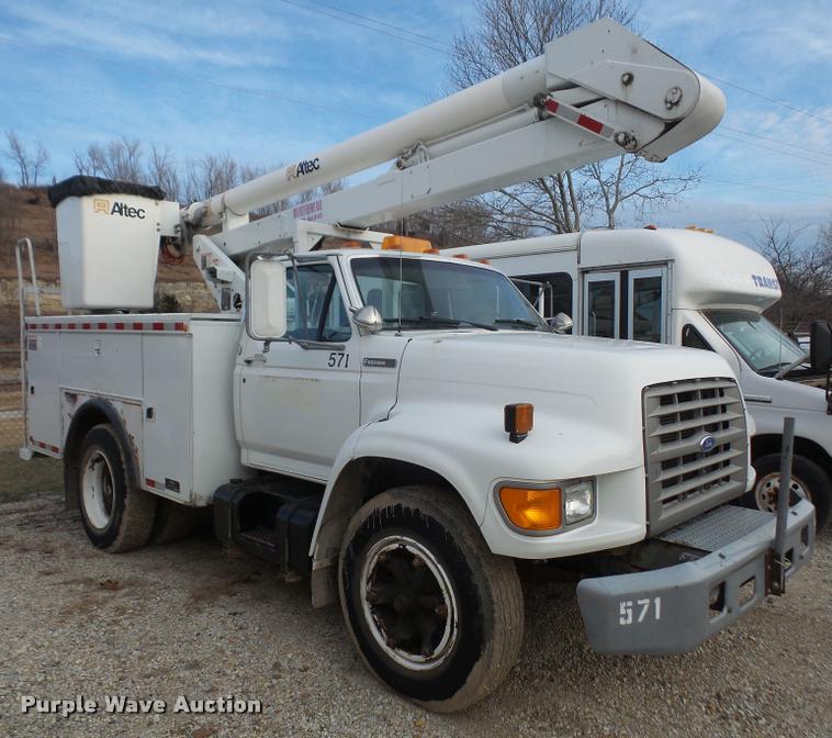 image for item DB2867 1995 Ford F800 bucket truck