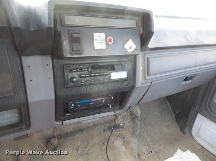 image for item DB2867 1995 Ford F800 bucket truck