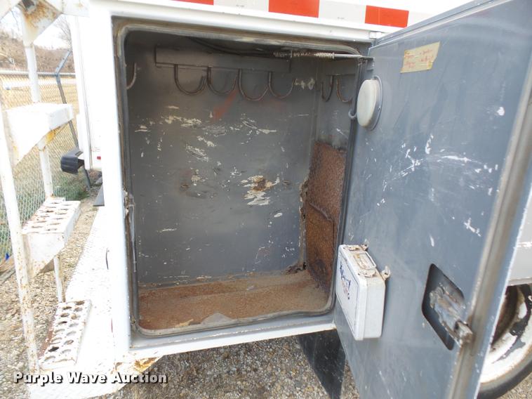 image for item DB2867 1995 Ford F800 bucket truck