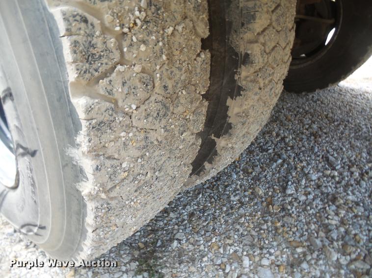 image for item DB2867 1995 Ford F800 bucket truck