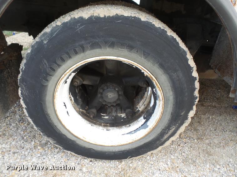 image for item DB2867 1995 Ford F800 bucket truck