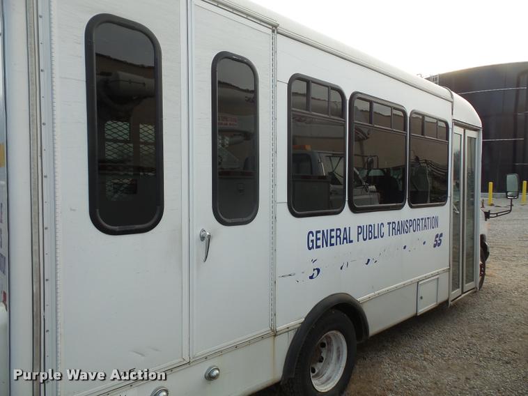 image for item DB2868 2006 Ford Econoline E450 shuttle bus
