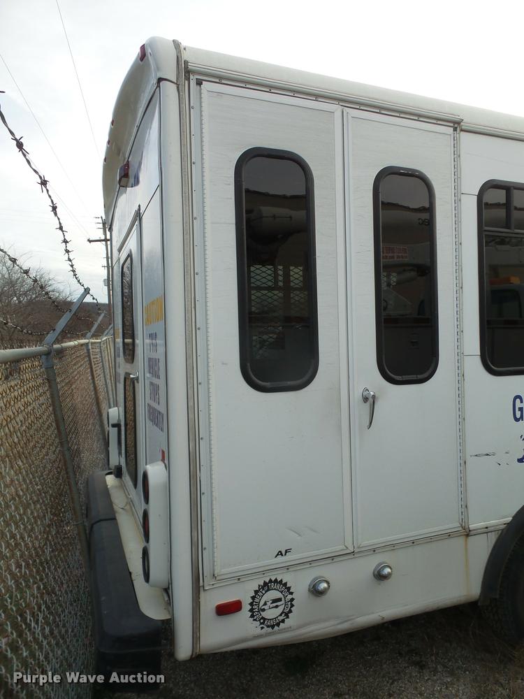 image for item DB2868 2006 Ford Econoline E450 shuttle bus