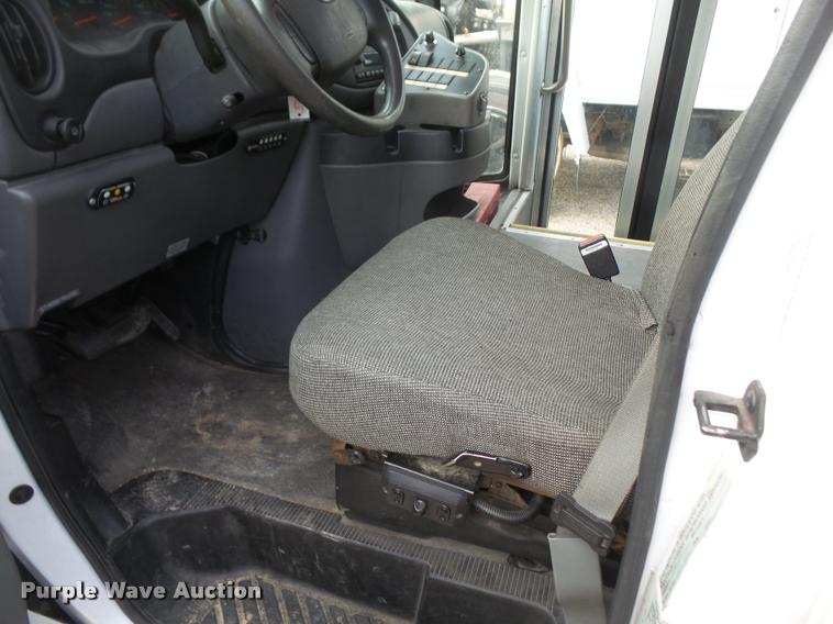 image for item DB2868 2006 Ford Econoline E450 shuttle bus