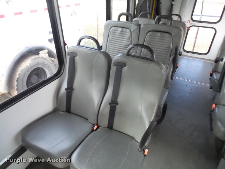 image for item DB2868 2006 Ford Econoline E450 shuttle bus