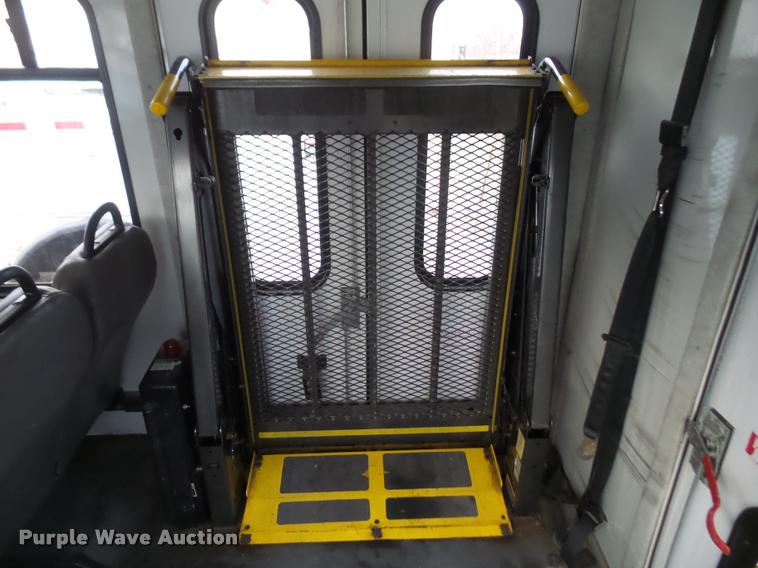 image for item DB2868 2006 Ford Econoline E450 shuttle bus