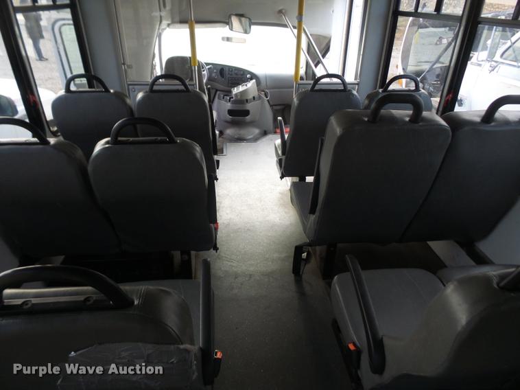 image for item DB2868 2006 Ford Econoline E450 shuttle bus