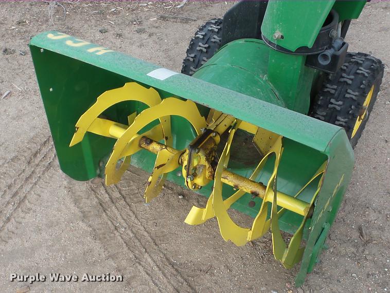 image for item DF9235 John Deere TRS26 snow blower