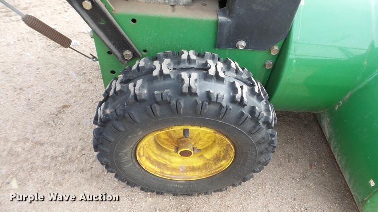 image for item DF9235 John Deere TRS26 snow blower