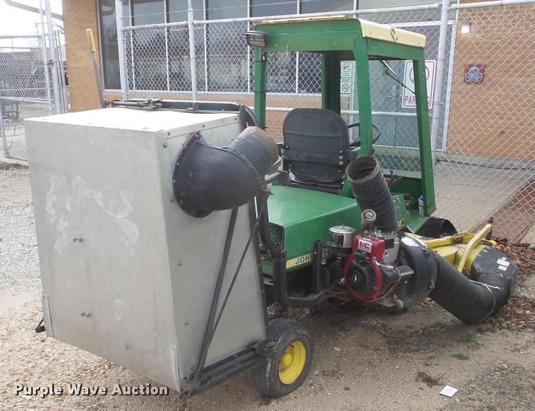 image for item DF9247 John Deere F932 lawn mower