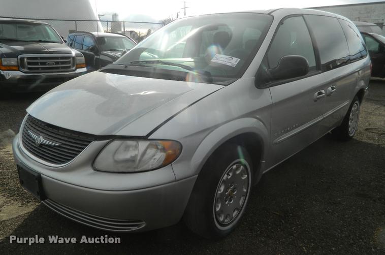 image for item J8808 2001 Chrysler Town & Country van