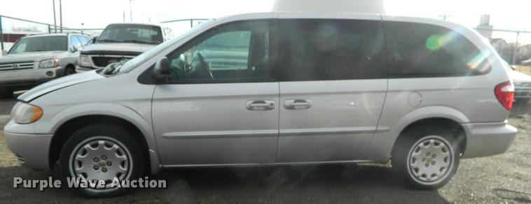image for item J8808 2001 Chrysler Town & Country van
