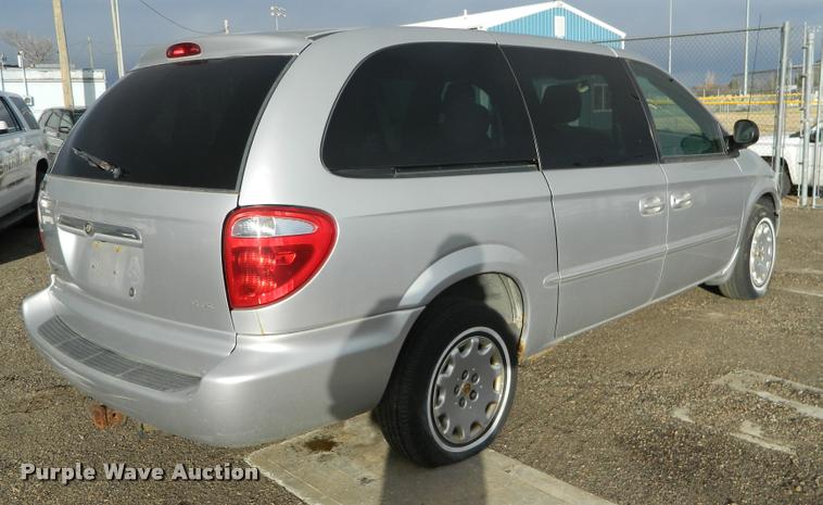 image for item J8808 2001 Chrysler Town & Country van