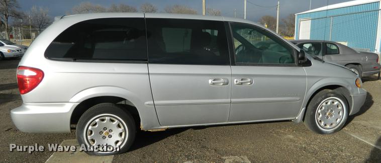 image for item J8808 2001 Chrysler Town & Country van