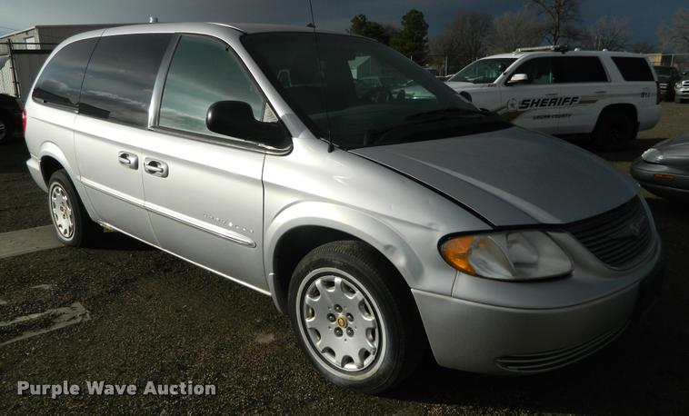 image for item J8808 2001 Chrysler Town & Country van