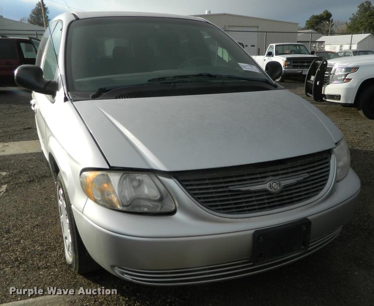 image for item J8808 2001 Chrysler Town & Country van