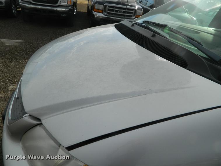 image for item J8808 2001 Chrysler Town & Country van