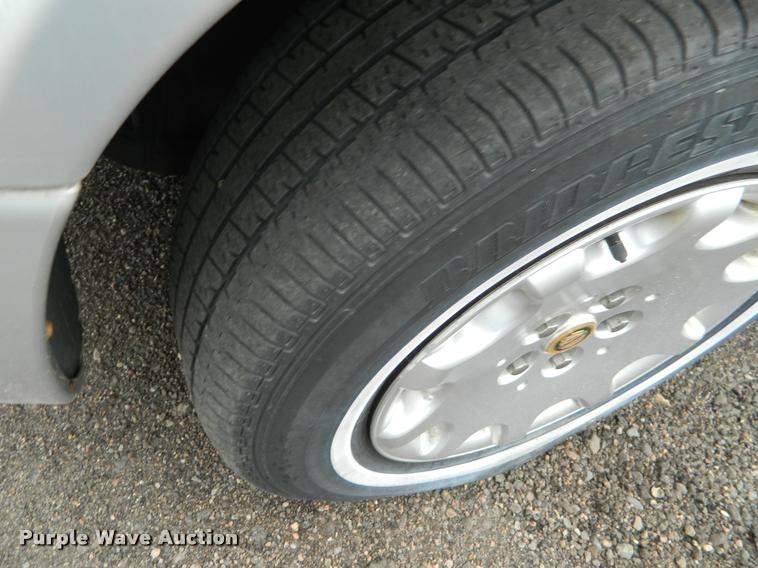 image for item J8808 2001 Chrysler Town & Country van