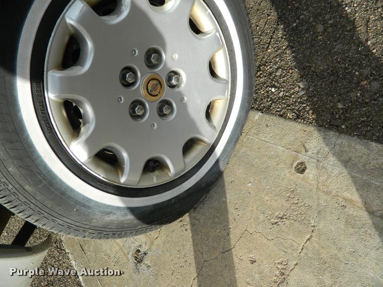 image for item J8808 2001 Chrysler Town & Country van