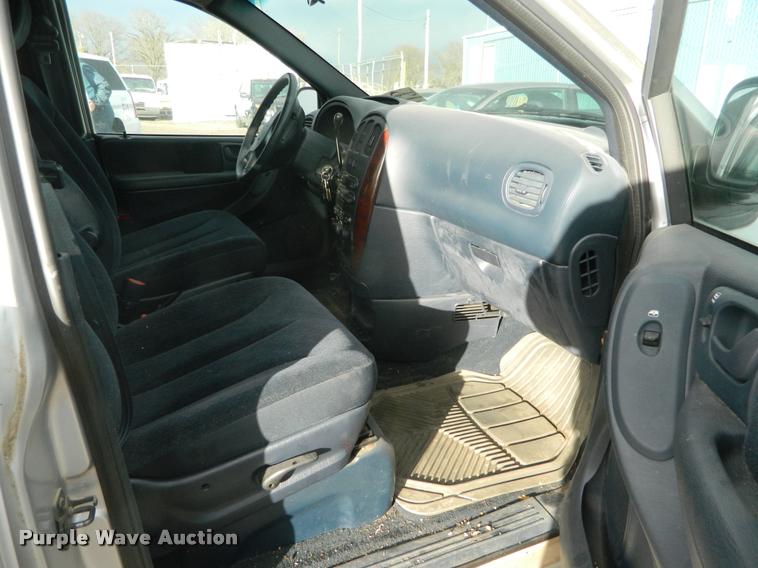 image for item J8808 2001 Chrysler Town & Country van