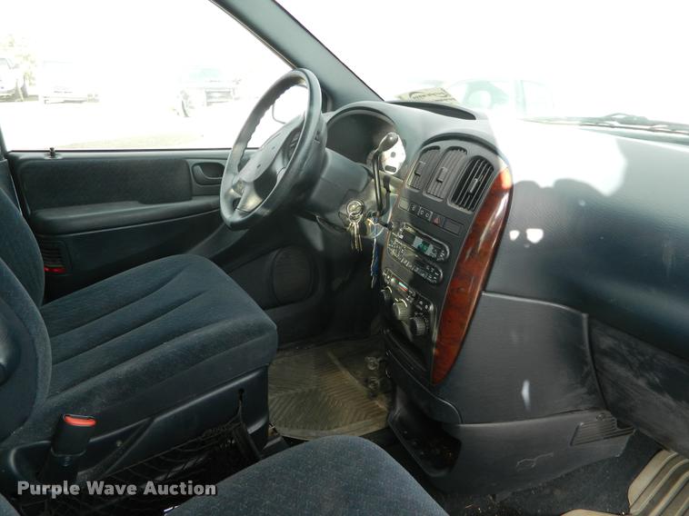 image for item J8808 2001 Chrysler Town & Country van