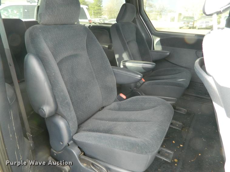 image for item J8808 2001 Chrysler Town & Country van