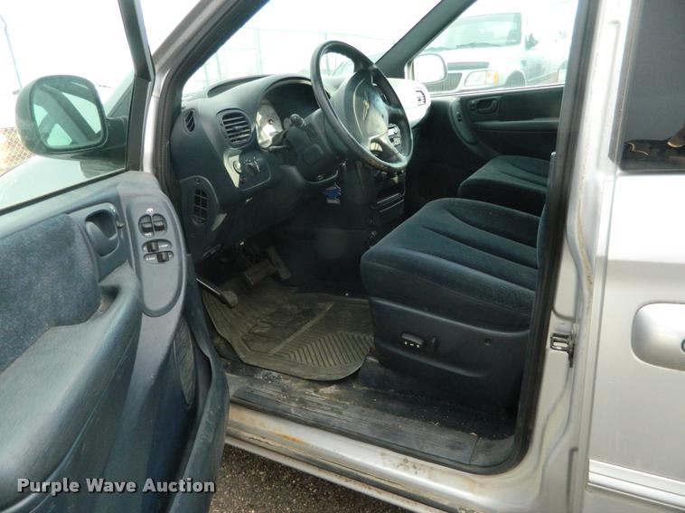 image for item J8808 2001 Chrysler Town & Country van