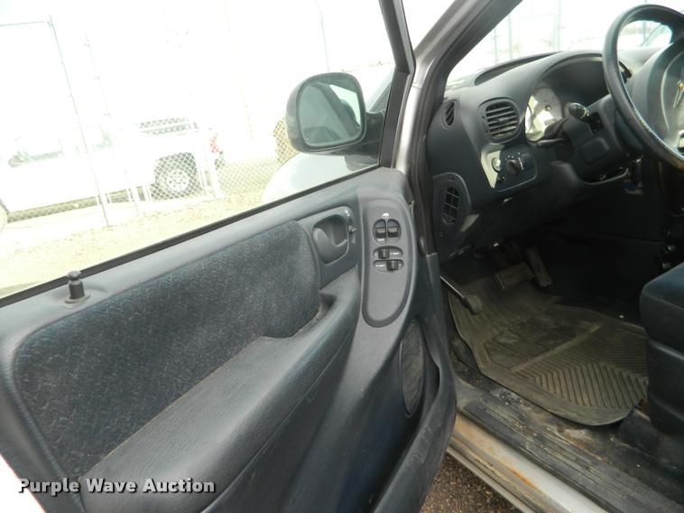 image for item J8808 2001 Chrysler Town & Country van