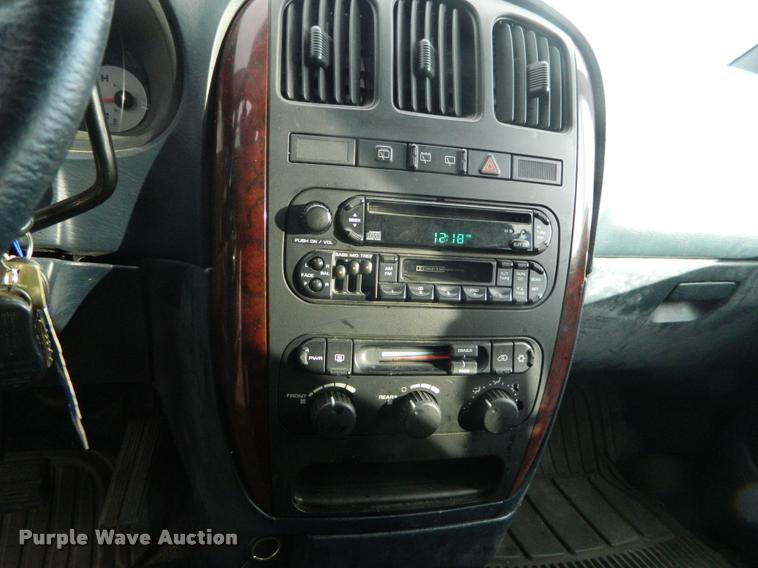 image for item J8808 2001 Chrysler Town & Country van