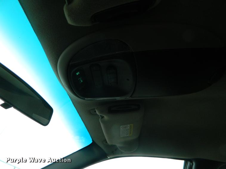 image for item J8808 2001 Chrysler Town & Country van