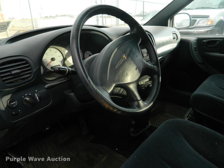 image for item J8808 2001 Chrysler Town & Country van