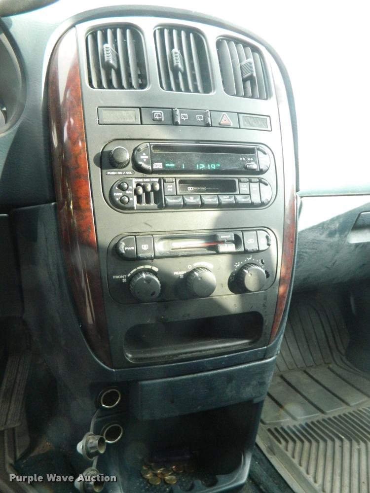 image for item J8808 2001 Chrysler Town & Country van