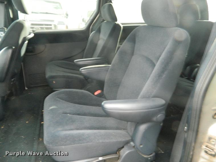 image for item J8808 2001 Chrysler Town & Country van