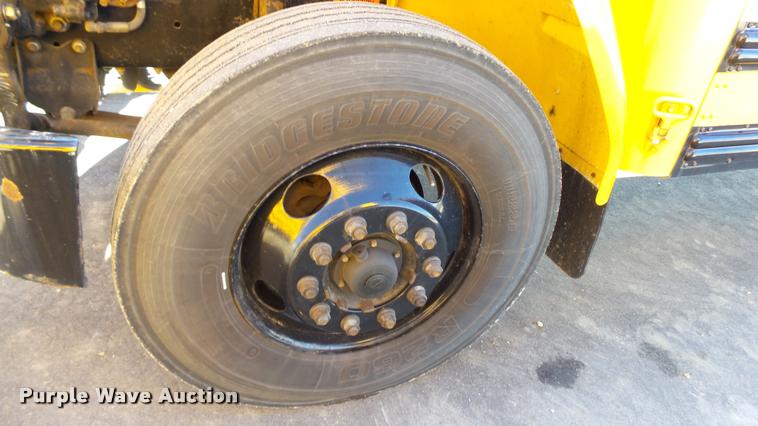 image for item K8048 2005 Freightliner FS65 Thomas school bus