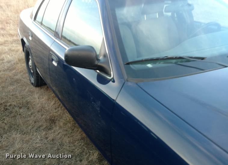 image for item L3932 2009 Ford Crown Victoria Police Interceptor