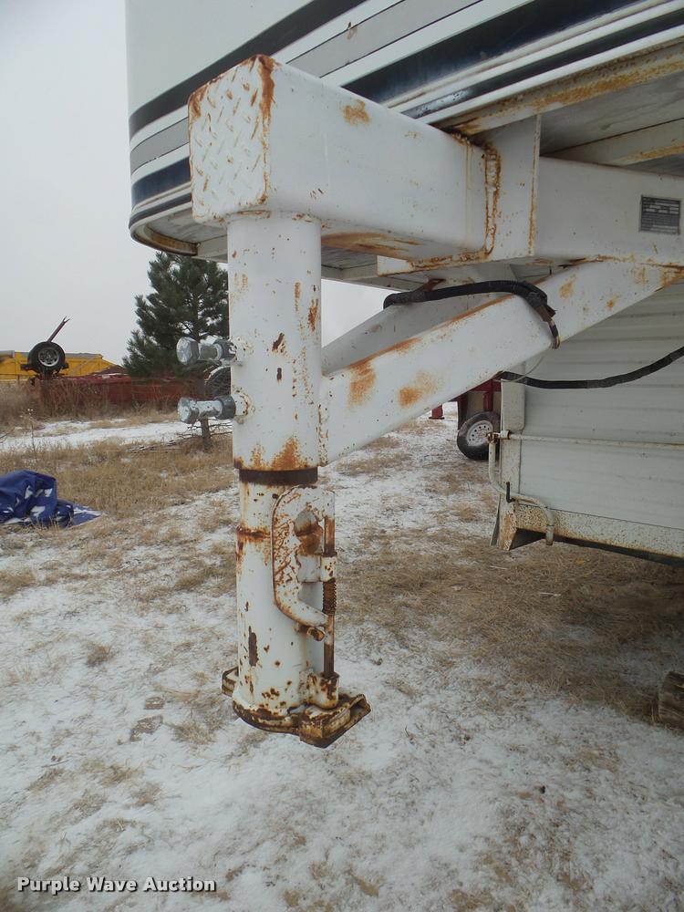 image for item DA5248 1985 Lazy N horse trailer