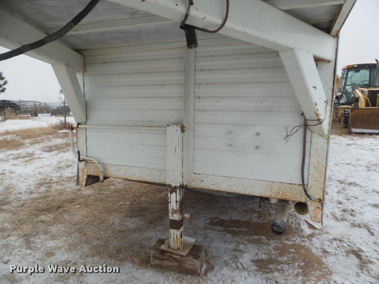 image for item DA5248 1985 Lazy N horse trailer