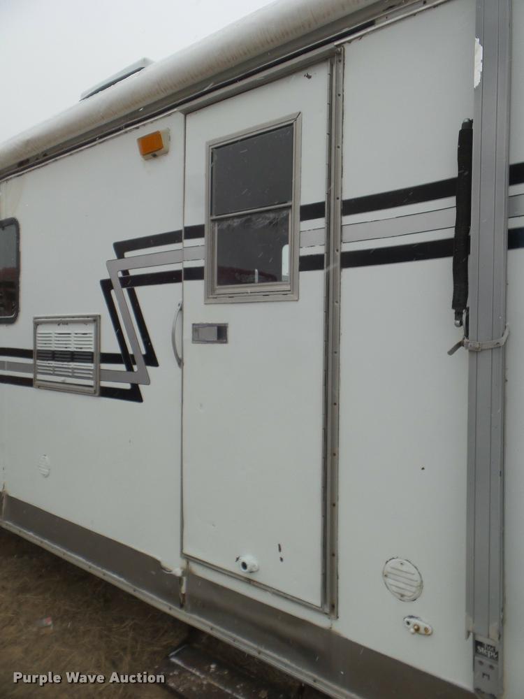 image for item DA5248 1985 Lazy N horse trailer
