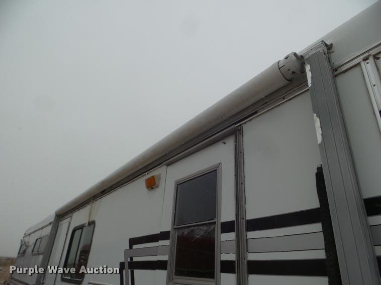 image for item DA5248 1985 Lazy N horse trailer